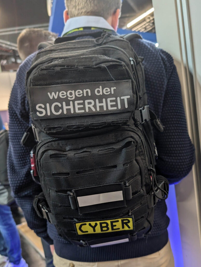 Rucksack von hinten mit der Aufschrift wegen der Sicherheit und Cyber.