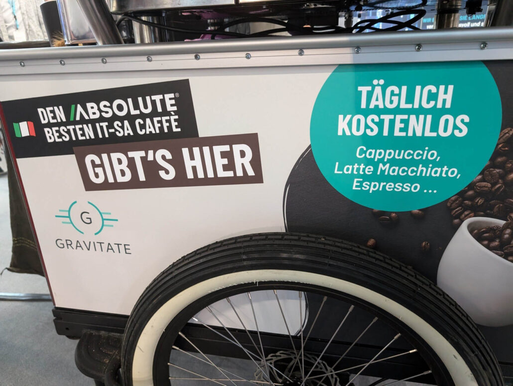 Fahrradreifen mit Lastenaufsatz zum Transport einer Kaffeemaschine.