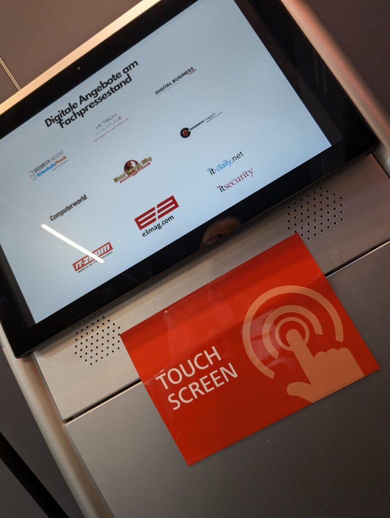 Touchdisplay in dem steht: digitaler Fachpressestand.