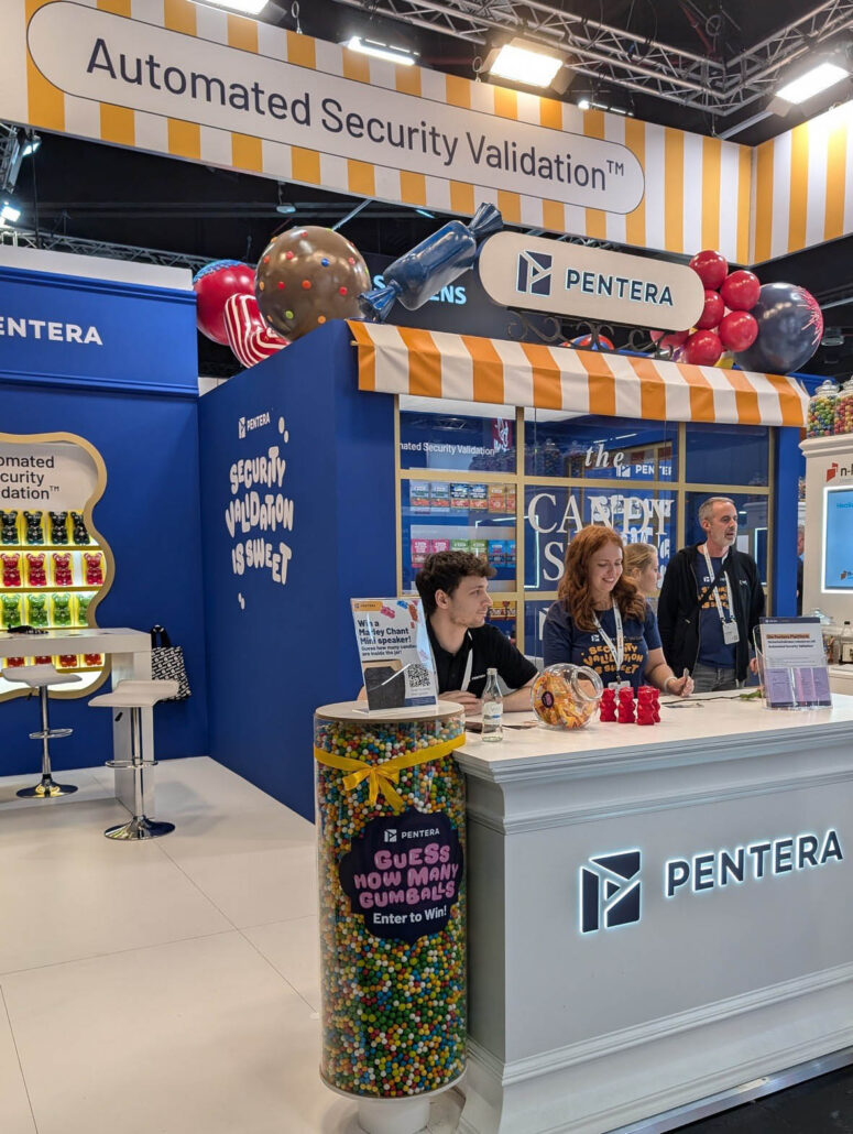 Messestand in blau mit gelbweiß gestreiften Markisen im Stile eines Candy-Shops.