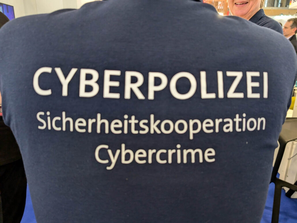 Cyberpolizei Sicherheitskooperation Cybercrime Rückenbeschriftung eines T-Shirts