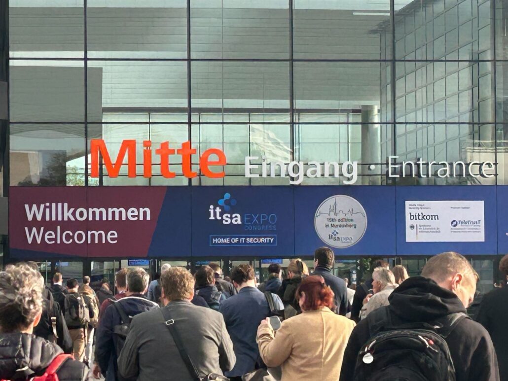 Besucher strömen zum Haupteingang der it-sa 2024 auf der Messe Nürnberg.