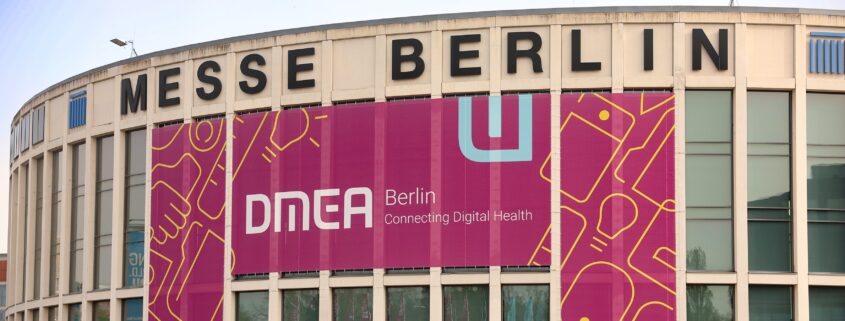 Bande über dem Messeeingang Süd zur DMEA Berlin. Bild (C) Messe Berlin