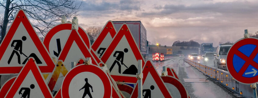 Schilderwald an einer Autobahn