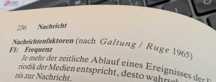 Buchseite 12 Nachrichtenfaktoren (Galtung/Ruge)