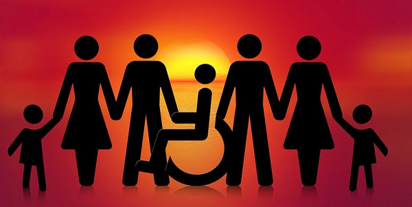 Schematische menschliche Figuren vor rotem Hintergrund. In der Mitte ein Rollstuhlfahrer.