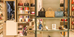 Der Innenraum von einem edlen Geschäft mit vielen Handtaschen