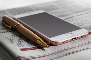 Smartphone auf Zeitung