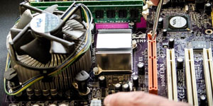 Das Innenleben eines PCs. Jemand repariert mit einem Schraubenzieher.