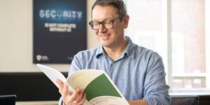 Stefan Karpenstein, PR-Manager bei der G DATA CyberDefense AG hält das druckfrische Magazin Cybersicherheit in Zahlen 2026 in Händen.