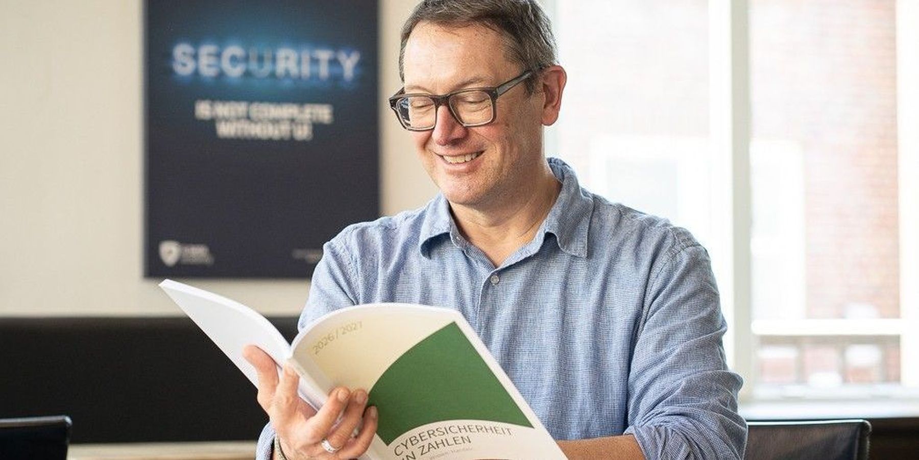 Stefan Karpenstein, PR-Manager bei der G DATA CyberDefense AG hält das druckfrische Magazin Cybersicherheit in Zahlen 2026 in Händen.
