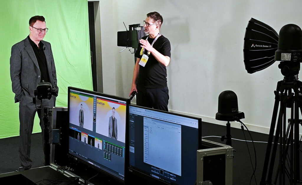 Auch Michael Mohr, CEO unseres Kunden plugilo gehörte zu den Sponsoren der ECR iN MOTiON, die vor die Kamera des Videostudios geladen wurden, hier bei der Vorbereitung mit Stefan Schütz.
