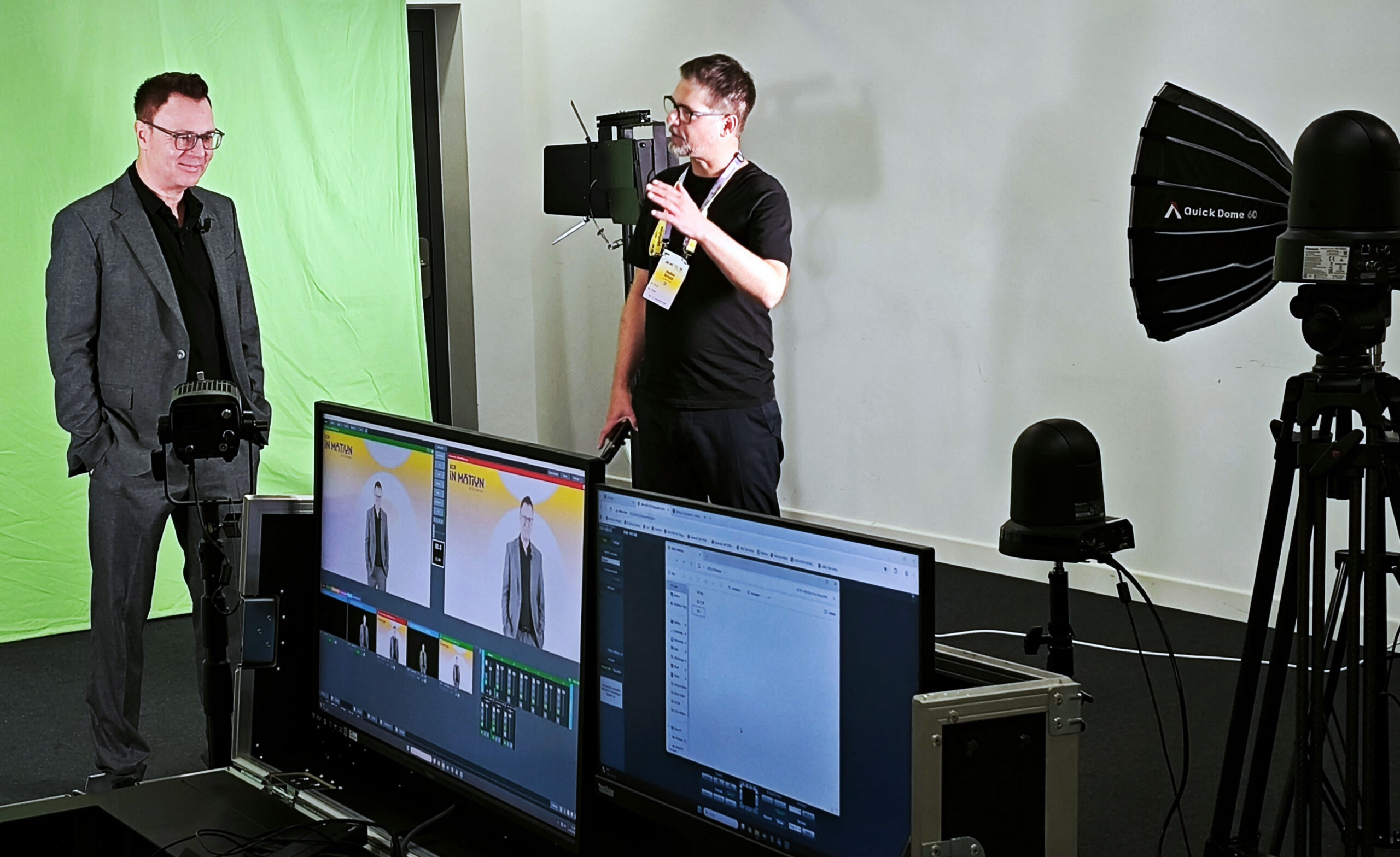 Auch Michael Mohr, CEO unseres Kunden plugilo gehörte zu den Sponsoren der ECR iN MOTiON, die vor die Kamera des Videostudios geladen wurden, hier bei der Vorbereitung mit Stefan Schütz.