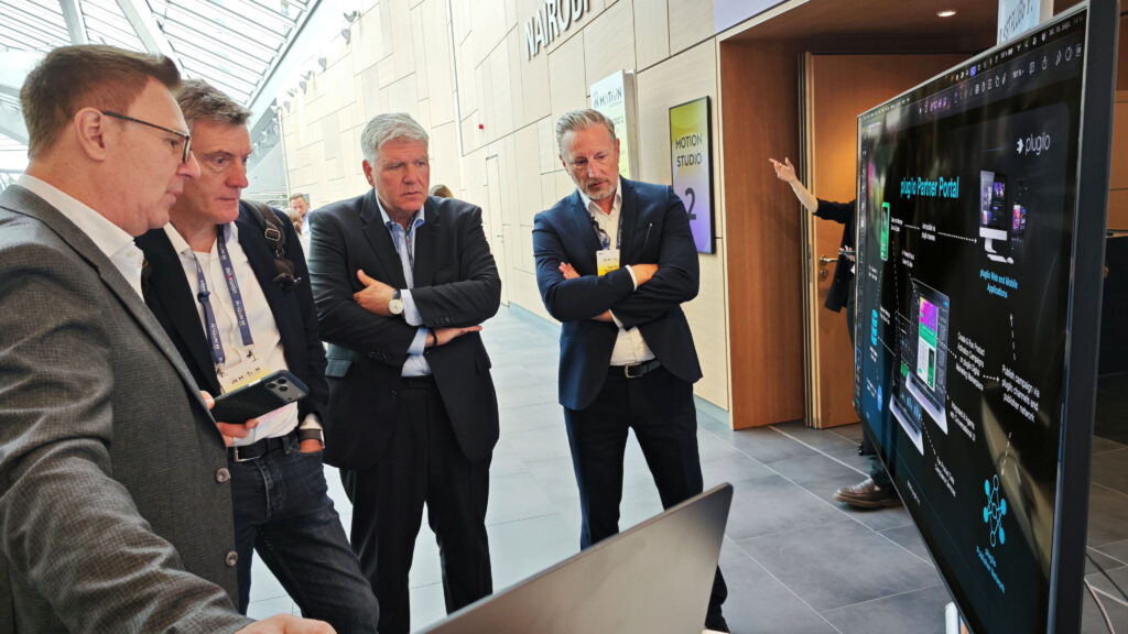 Direkt am Stand von plugilo ließen sich Nils Müller, VP von Procter & Gamble, und Thomas Fell, Lead des Veranstalters GS1 Deutschland, die Lösung von plugilo präsentieren.