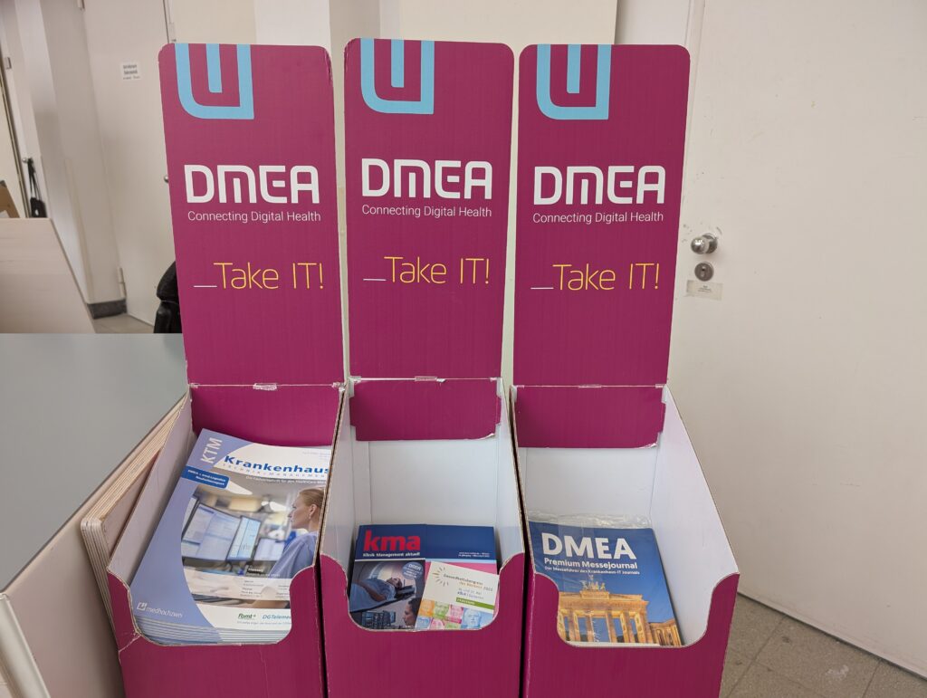Immer noch gerne genommen: gedruckte Fachmedien, hier auf der DMEA 2025