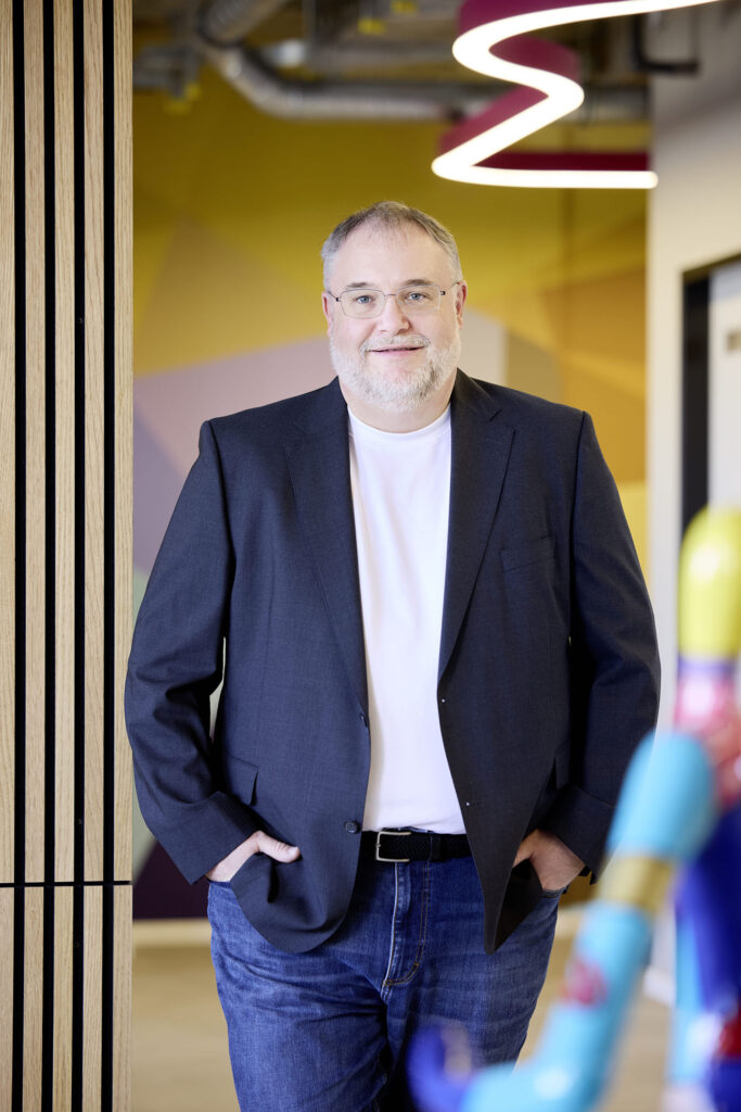 Björn Bröhl, CEO der Firma Scompler, geht einen Gang entlang.