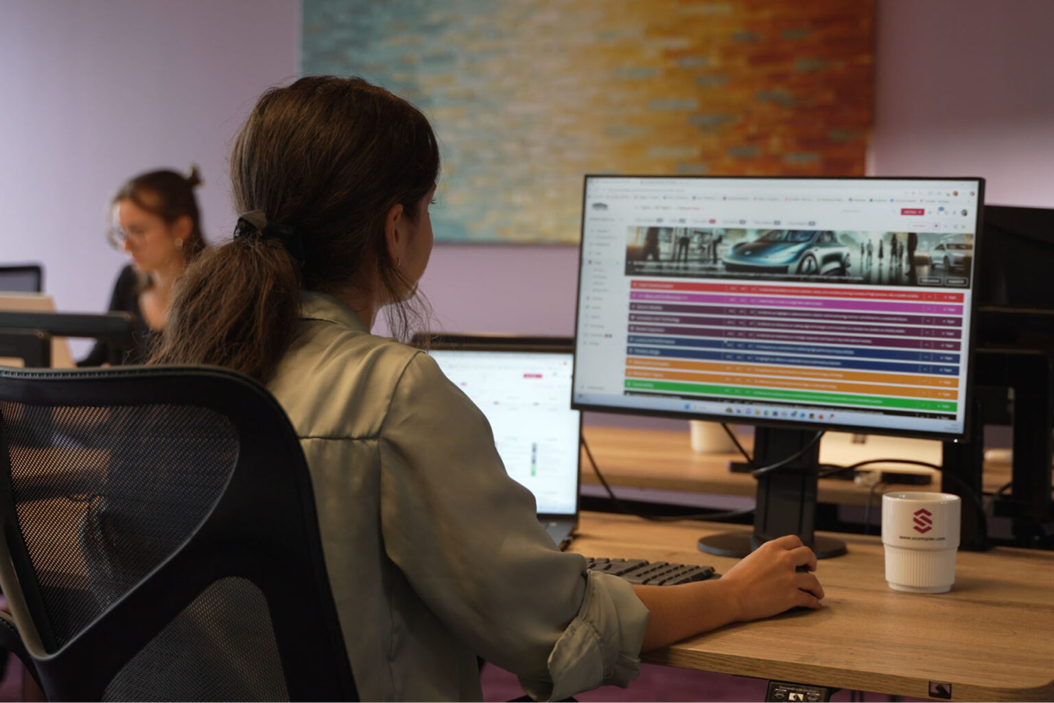 Die Themenarchitektur von der Software Scompler. Eine Frau sitzt vor dem Bildschirm.
