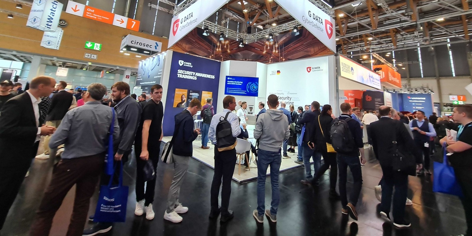 Volles Haus auf der it-sa 2022: Gedränge auf den Gängen vor dem Messestand der G DATA CyberDefense AG.