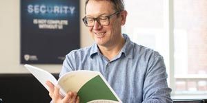 Stefan Karpenstein liest in der Studie Cybersicherheit in Zahlen 2026 von G DATA CyberDefense